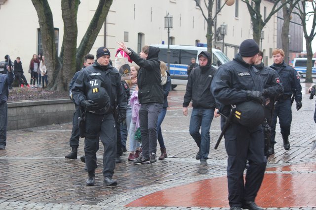 Ein paar Antifa-Aktivisten hatten es geschafft, auf den Pferdemarkt zu kommen...