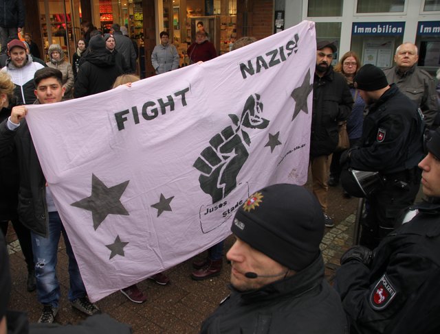 So wurden die Transparente vor der Polizeisperre entrollt