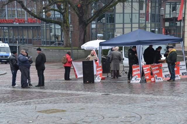 Ein klägliches Häufchen: Nicht einmal 20 Personen fanden sich am NPD-Stand auf dem Pferdemarkt ein | Foto: Polizei