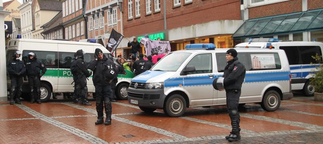 Polizeiwagen blockierten die Straße