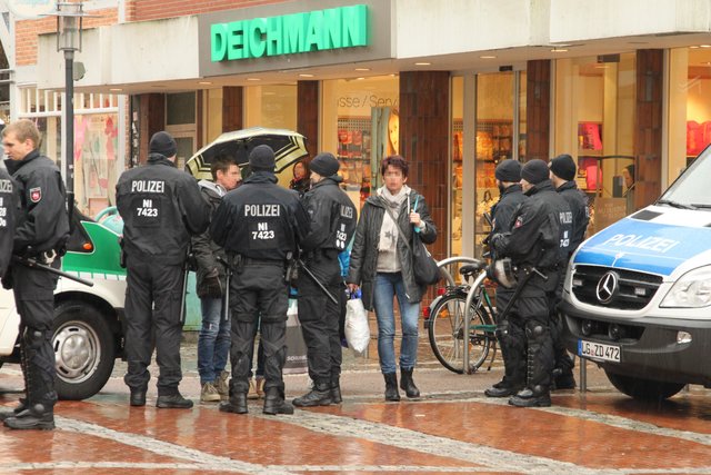 Die Polizei begann frühzeitig, die Zugänge zum Pferdemarkt abzuriegeln. Zunächst kamen noch einige Passanten durch