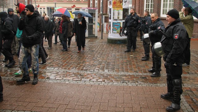 Den mit dem Zug angereisten Antifa-Mitglieder wurde  gleich zu Beginn der Durchgang zur Holzstraße verwehrt