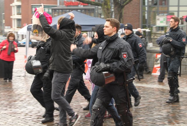 ,,, und wurden gleich wieder zu einer der Seitenstraßen eskortiert