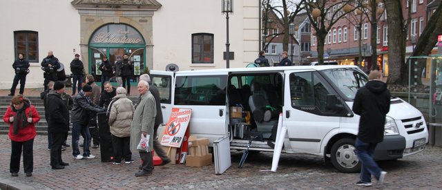 Nach zwei Stunden packten die NPD-Leute zusammen und verluden ihr Material in einen Kleintransporter