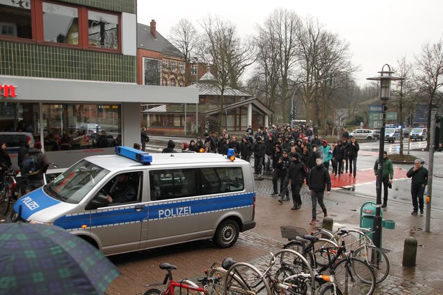 Viele Antifa-Mitglieder kamen mit dem Metronom aus Hamburg. Sie wurden von der Polizei vom Bahnhof zum Platz "Am Sande" geleitet