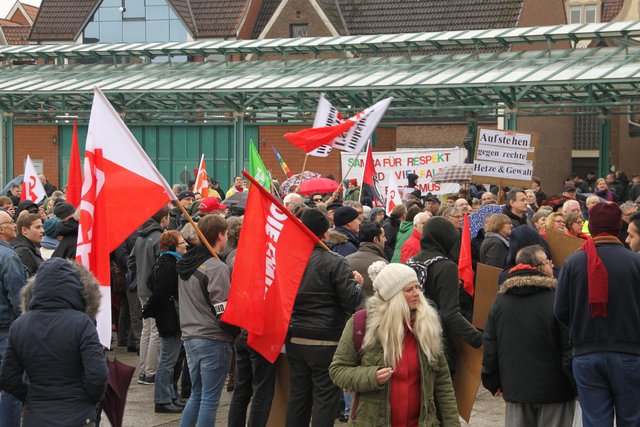 Trotz des Nieselregens fanden sich viele NPD-Gegner zur Gegendemo ein