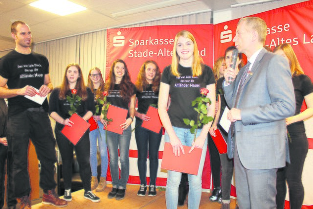 Er hat es so gewollt: Moderator Wolfgang von der Wehl forderte die Volleyballerinnen zu ihrem Schlachtruf heraus