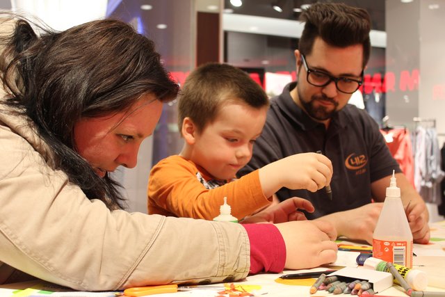 Mama Angelina half Joel-Benjamin (5) aus Tostedt beim Basteln, Kim Kartal vom Team 412 stand ihnen zur Seite