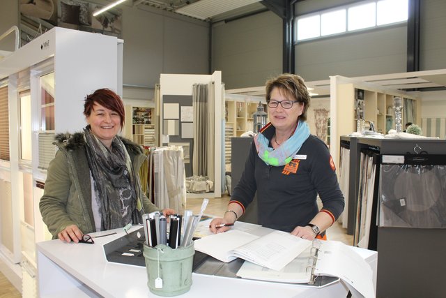 Welche Jalousie ist die richtige? Petra Berger (li.) ließ sich ausführlich von Marlies Peuerle beraten