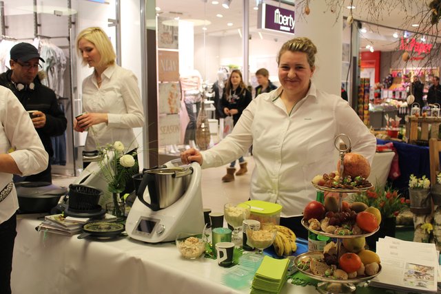 Nancy Jäger versorgte die Besucher der Buchholz Galerie mit gesunden Smoothies