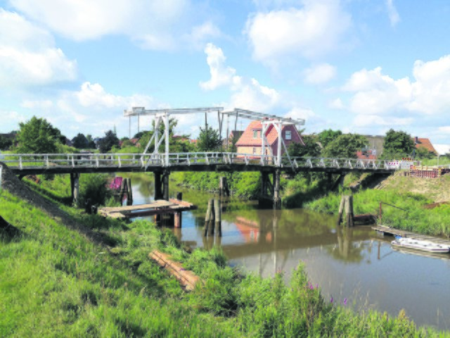 Idylle an der Lühe: die Hogendiek-Brücke bei Steinkirchen