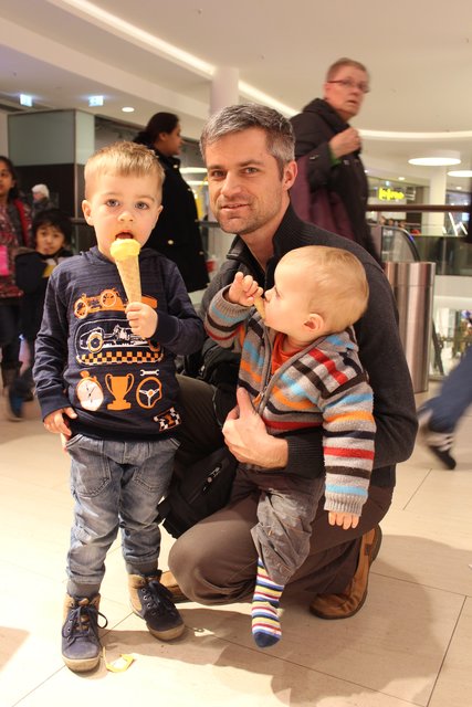 So wie Alexander Haupt mit seinen Söhnen Jannis und Philipp (v. li.) machten sich viele Buchholzer und Besucher aus der Region einen bunten Nachmittag am verkaufsoffenen Sonntag und bummelten durch die Geschäfte