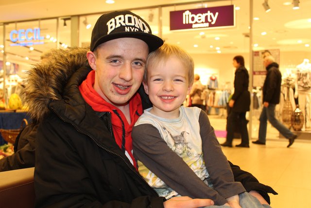 WOCHENBLATT-Austräger Lukas Springhorn und sein Neffe Alexander René nutzten den Sonntag für einen Familienausflug in die Buchholz Galerie
