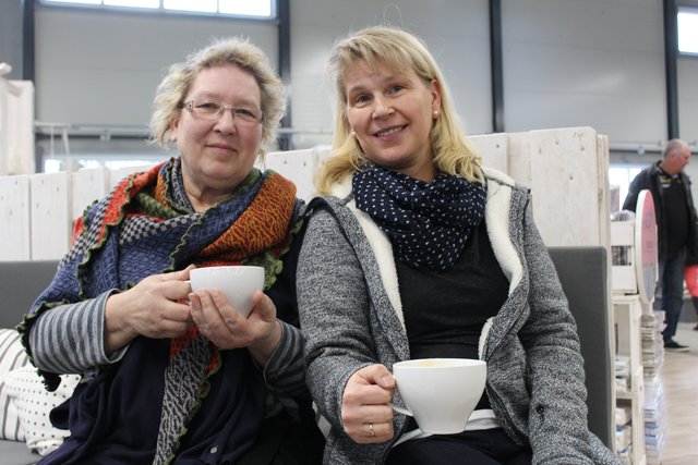 Eine Pause muss auch mal sein: Edda Barth-Golz (li.) aus FIntel und Renate Reisewitz aus Handeloh holten sich bei t+t Deko-Anregungen