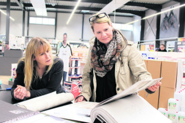 Ließ sich fachkundig beraten: Catrin Zimmermann (re.) und t+t-Mitarbeiterin Britta Waldsperger