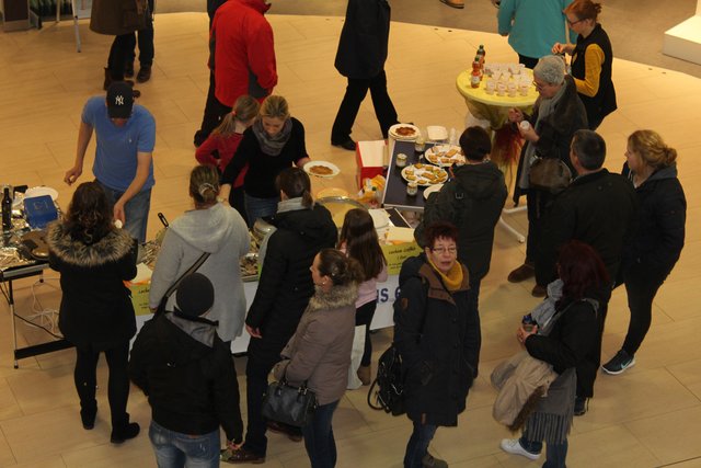 Großer Andrang herrschte vor dem Waffelstand des Fördervereins der Kita St. Petrus