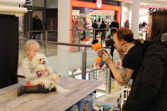 Beliebt war die Foto-Aktion der Galerie: Stella (5) ließ sich von Fotografin Steffi Arndt ablichten, Mama Veronika (re.) schaute stolz zu