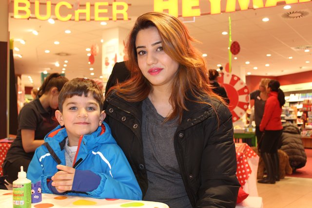 Ayand (6) und seine Mutter Manal Al Mahmoud aus Seppensen waren vom Kids Club begeistert