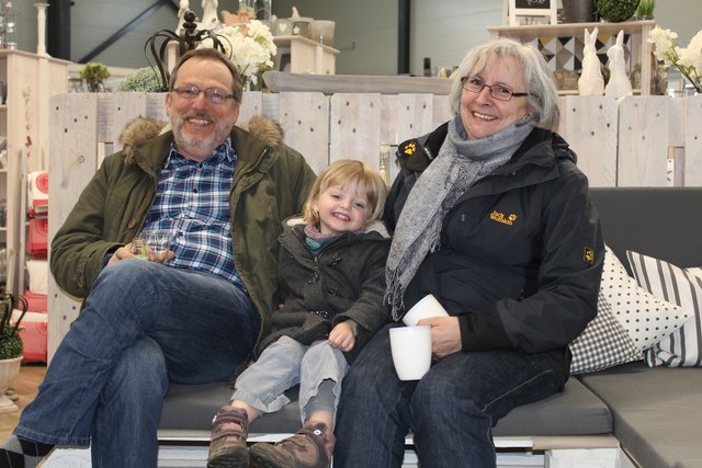 Suchten gemeinsam im t+t Markt Teppiche und Tapeten aus: Werner und Vera Peters mit Enkelin Mara