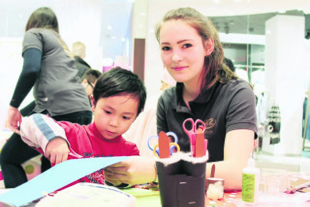 Basteln konzentriert einen Eierbecher: Minh Duc Dang (li.) und Lisa Hoffmann vom Team 412