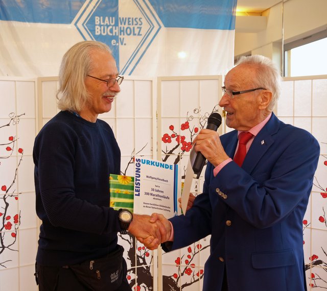 Arno Reglitzky (re.) gratuliert Wolfgang Kieselbach zu dessen 300. Marathon | Foto: Blau-Weiss Buchholz