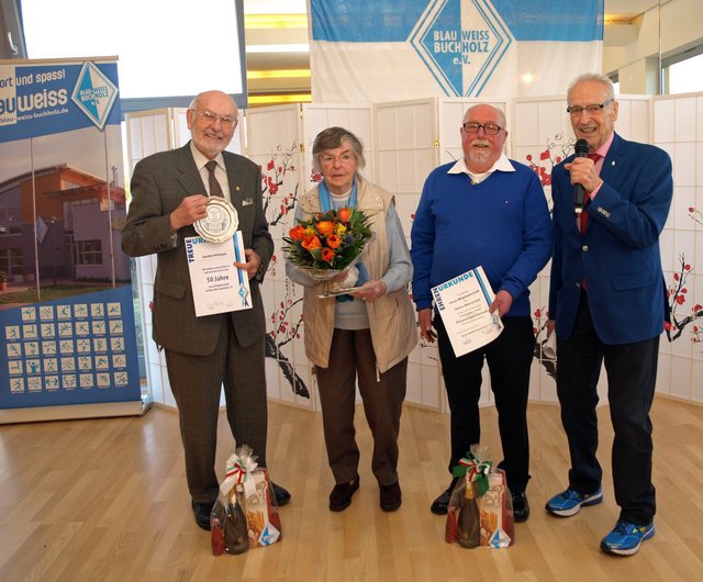 Seit 50 Jahren bei Blau-Weiss: (v. li.) Joachim Heitmann, Margarethe Wetzer und Heinz Wieczorek mit Arno Reglitzky | Foto: Blau-Weiss Buchholz