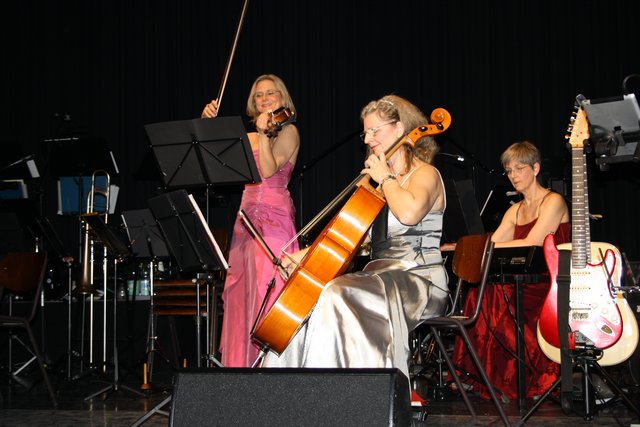 Beim Sektempfang der Sparkasse gab es dezente  Streichmusik
