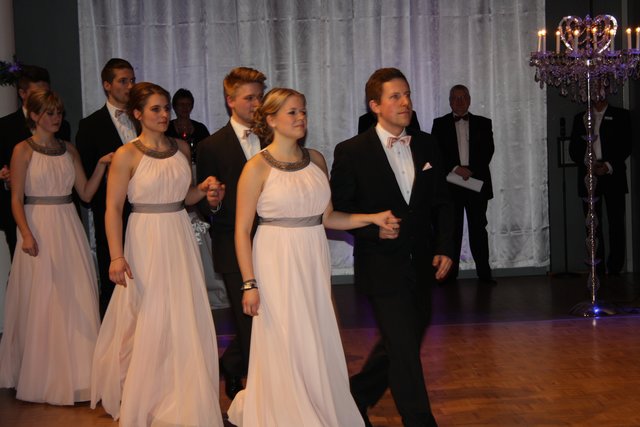 Die Debütanten betreten den Tanzsaal