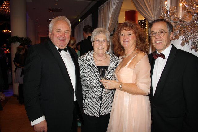 Genossen den Abend (v.li.): Landtagsabgeordneter Heiner Schönecke mit Gattin Ilse sowie Caroline und Winfried Geiger