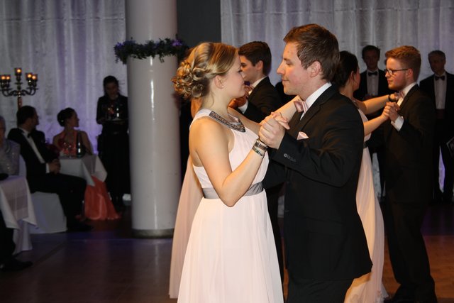 Die Debütanten beim klassischen Eröffnungstanz