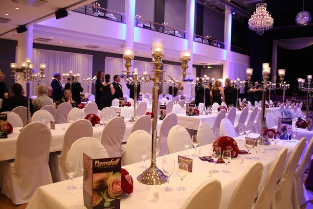 Nah am Original: Feudale Leuchter als festliche Tischdekoration gaben der Empore das richtige Flair