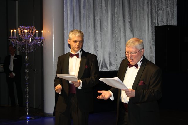 Onne Hennecke (li., Empore Buchholz) und Wolfgang Schnitter (Wirtschaftsrunde) eröffneten mit einer pointierten Anmoderation den zweiten Opernball in Buchholz