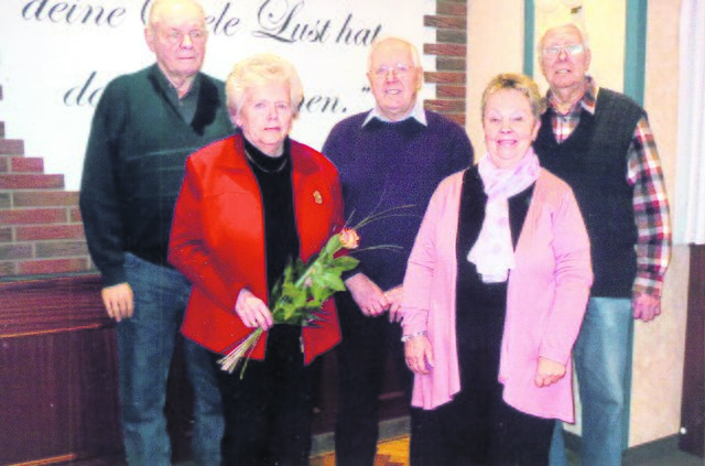 Ursel Wesemann, Chorbezirks-Vorsitzende (re.), zeichnete die Mitglieder aus (v.li.): Wilfried Sander, Erika Horend, Willi Meisohle und Klaus-Dieter Schuhr | Foto: MGV