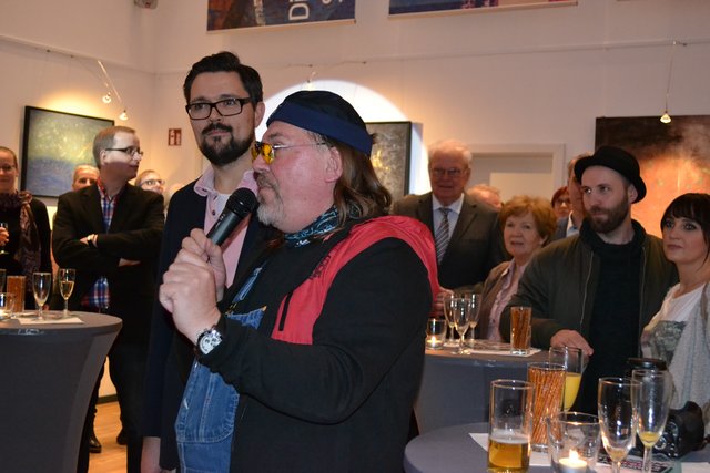 Erwin Hilbert bedankte sich bei Klaas Dittmer für das tolle Herrichten der Räume des Medienwerks 15 für seine Bilderausstellung