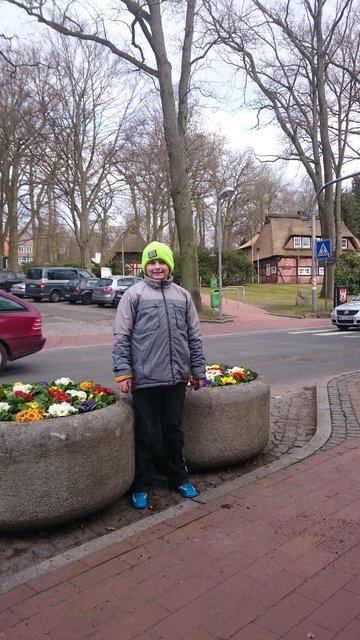 Justin Albrecht unterstützte den GeWerbekreis bei der Pflanzaktion | Foto: GeWerbekreis Jesteburg
