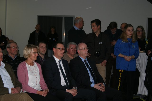 Anja Heitmann, Glen Streckwaldt und Kai Neumann von der Volksbank Stade-Cuxhaven in Buxtehude sponsern die Sportlerehrung