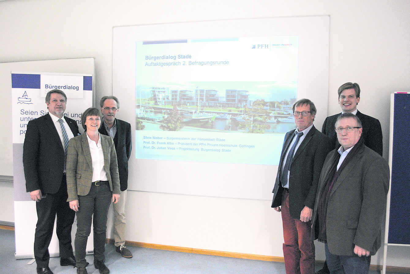PFH-Präsident Prof. Dr. Frank Albe (v.li.), Bürgermeisterin Silvia Nieber, Hermann Müller, Landgerichtspräsident Carl Fritz Fitting, Prof. Dr. Julian Voss und Uwe Merckens bei der Vorstellung