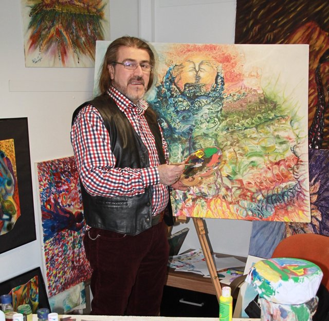Maler Dilschad Barsenji mit Palette und Staffelei in seinem Atelier, einem Container im Altländer Viertel in Stade