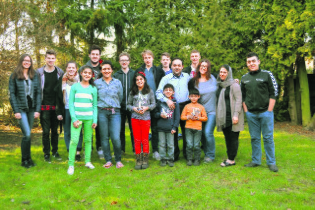 Die Usis und ihre Unterstützer (hinten v. li.): Jasmin, Philipp, Tanika, Ahmet, Torven, Moritz, Nicklas und Jared sowie (vorne v. li.): Pervin, Nesrin, Eylül, Mohammed, Sait Usi, Murat, Stephanie McGauran, Gülizar Usi, Salim
