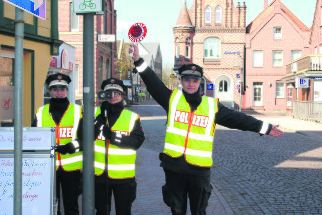 Führten die Kontrolle durch (v. li.): Mareike Jannscheski-Reimer, Mandy Kühne und Yannik Alex