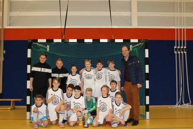 Waldklinik-Chef Dr. Hans-Heinrich Aldag (re.) schaute bei der Premiere des neuen Hallenturnieres vorbei und überreichte die Pokale. Darüber freuten sich die Kicker der JSG Jesteburg/Bendestorf und ihr Trainer Mirco von Kodolitsch (2. v. li.)