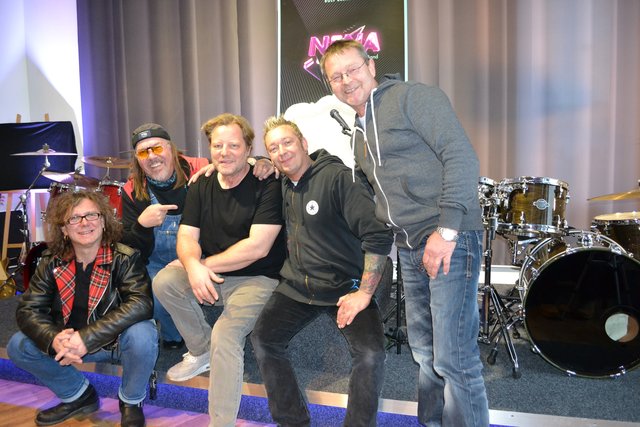 Rolf Brendel (Mi.) mit Maik Buchwald (2. v. re.) und den Musikern von "Goldmund" (v. li.): Jacek Szafranski , Erwin Hilbert und Frank Schmidt