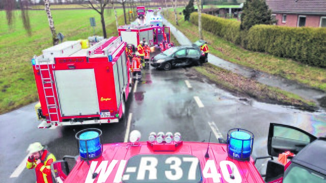 Die Feuerweher Seevetal rettete eine eingeklemmte Autofahrerin nach diesem Verkehrsunfall in Ramelsloh | Foto: Stefan Gehrmann/Remon Hirschmeier, FF Seevetal