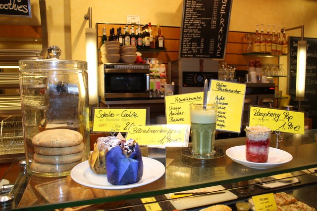 In der Bäckerei Dammann gibt es vom Blaubeermuffin über Cookies bis zum Matcha-Getränk diverse vegane Spezialitäten