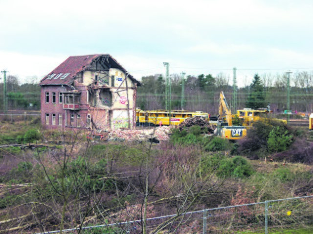 Das ehemalige Übernachtungsgebäude für Bahnangestellte auf dem Lokschuppen-Areal wird gerade abgerissen