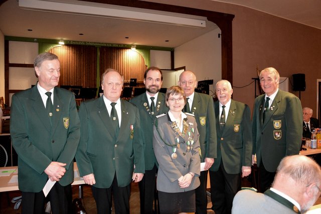 Bei der Verbandsehrung (v. li.): Wilfried Stresow (SV Elstorf),Volker Höper (SV Heidenau), Patrick O. Wirtz (SV Dibbersen-Dangersen), Nadine Schwanitz (SV Egestorf), Carsten Dzillak (SV Tostedt), Adolf Wübbe und Präsident Reinhard Pape