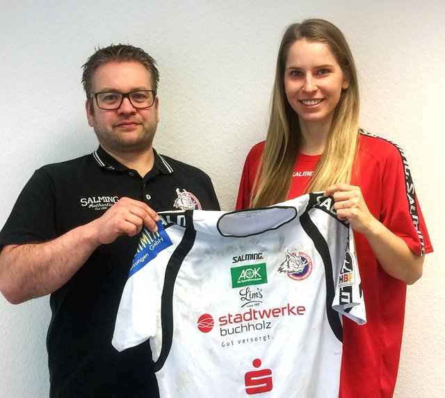 Zur Begrüßung überreichte Trainer Steffen Birkner seinem Neuzugang ein neues Trikot | Foto: SGH Rosengarten-Buchholz