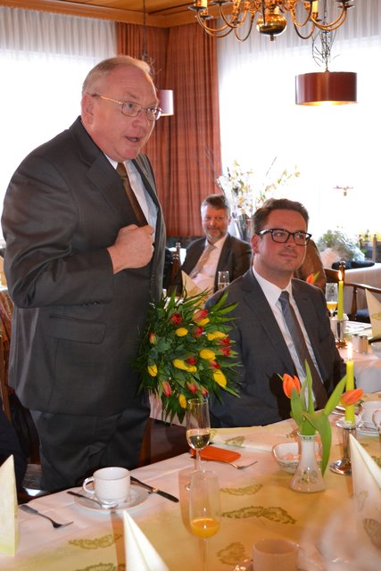 Ex-Samtgemeinde-Bürgermeister Dirk Bostelmann würdigte vor allem Wolfgang Indorfs Ehefrau Helga, die ihrem Mann den Rücken frei hielt. Hinter jedem erfolgreichen Mann steht eine supertüchtige Frau", sagte Bostelmann