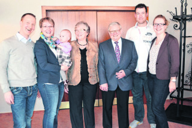 Wolfgang Indorf im Kreise seiner Familie (v. li.): Schwiegersohn Jörg, Tochter Alexandra mit Tochter Rieke, Helga Indorf sowie Schwiegersohn Björn und Tochter Astrid, die den Impuls für die Verdienstkreuz-Verleihung gab