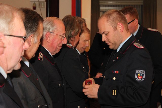 Der stellvertretende Kreisbrandmeister Henning Klensang nimmt zahlreiche Ehrungen vor | Foto: FFW